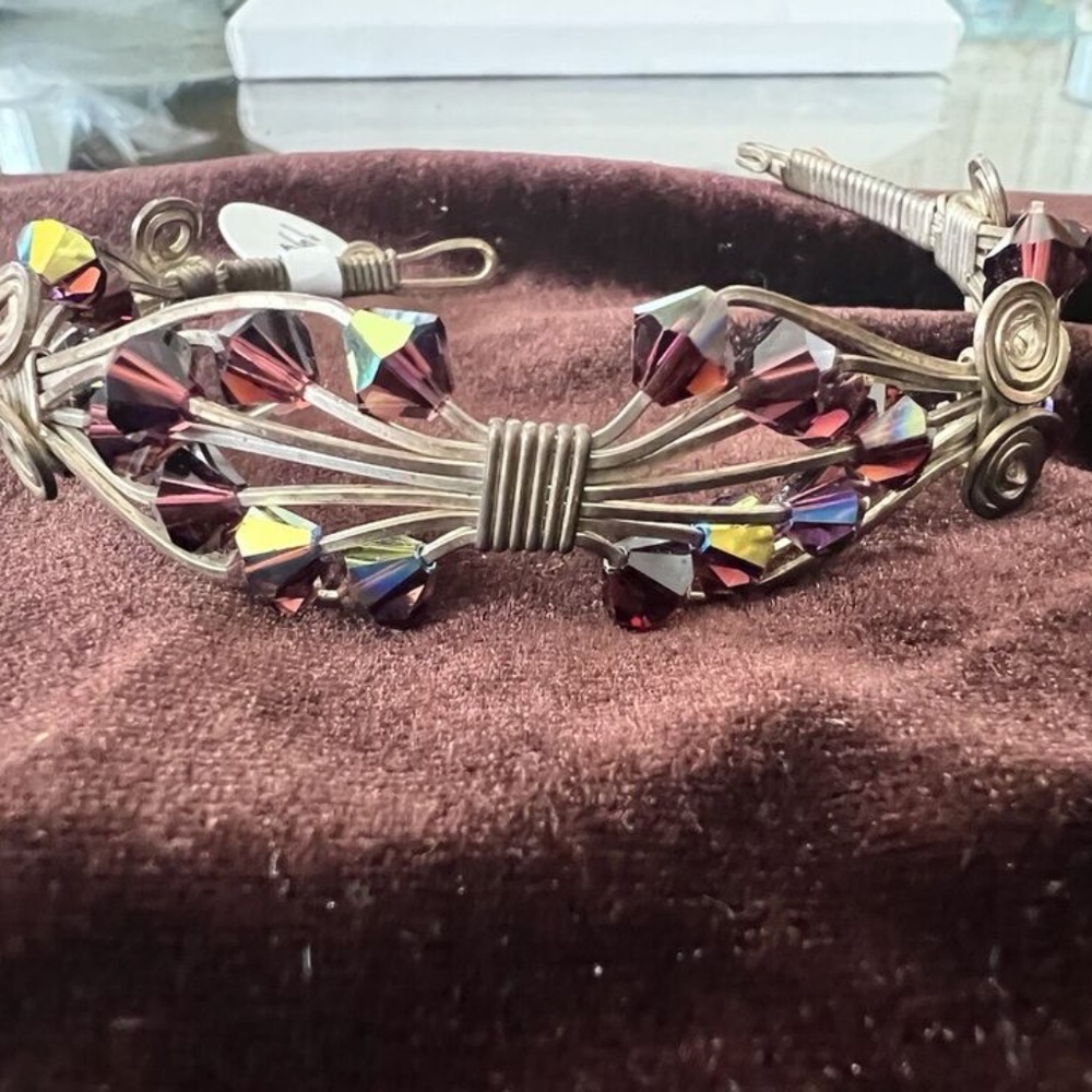 Bracelet, 6mm violet colored bicone glass beads, silver metallic wire alloy.!